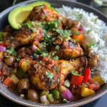 Pollo Guisado presentado con trozos de pollo y papas.