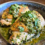 Tazón de pollo con salsa verde acompañado de crema y queso parmesano.